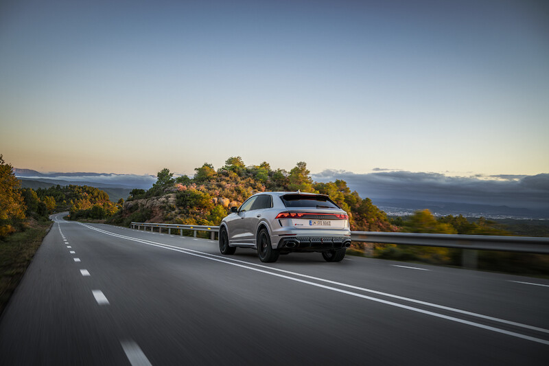 Projektant podwozi Roland Waschkau sprawdza wyjątkowe osiągi Audi RS Q8 performance w Hiszpanii