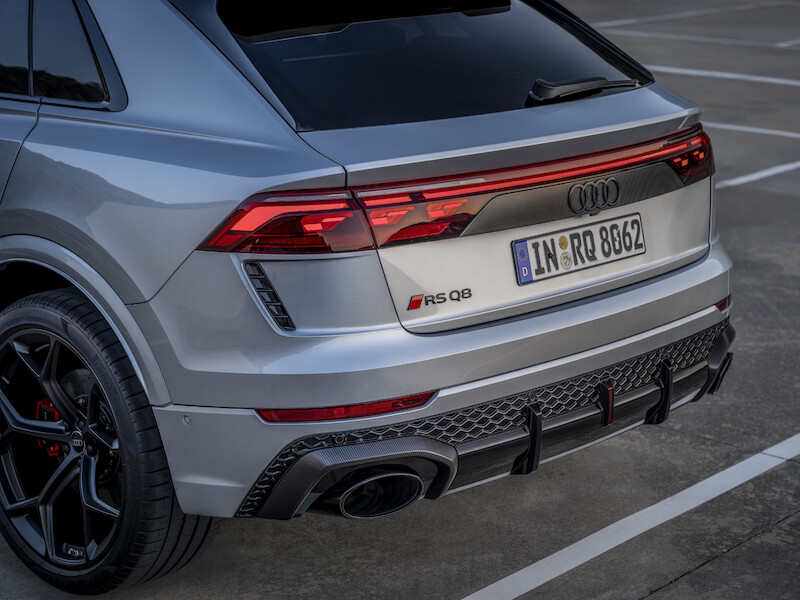 Projektant podwozi Roland Waschkau sprawdza wyjątkowe osiągi Audi RS Q8 performance w Hiszpanii