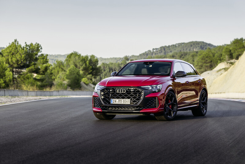 Projektant podwozi Roland Waschkau sprawdza wyjątkowe osiągi Audi RS Q8 performance w Hiszpanii