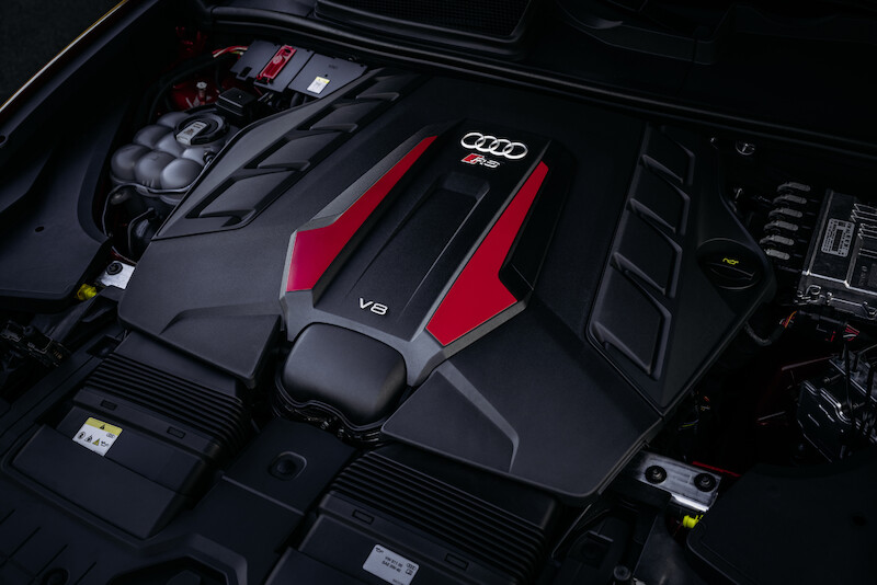 Projektant podwozi Roland Waschkau sprawdza wyjątkowe osiągi Audi RS Q8 performance w Hiszpanii