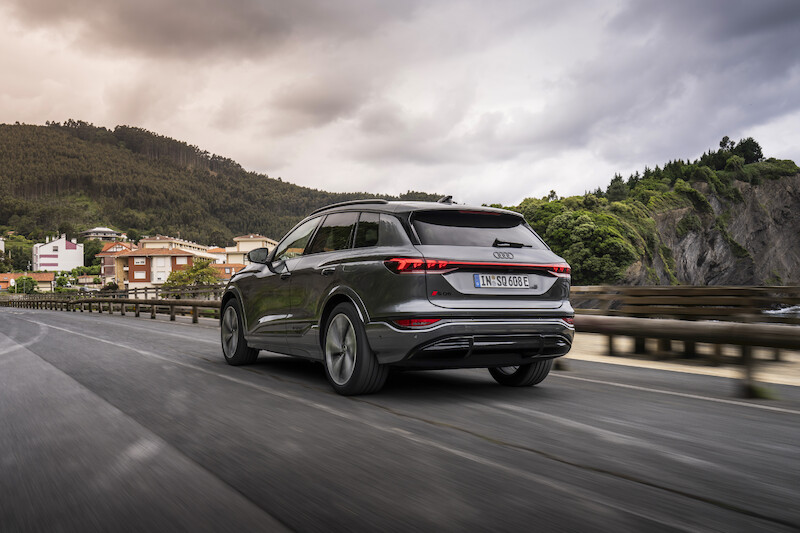 Nowy wymiar technologii w Audi Q6 Sportback e-tron: rewolucyjny wyświetlacz head-up z rozszerzoną rzeczywistością