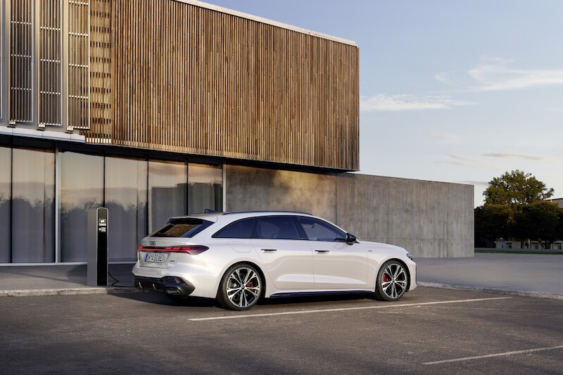 Audi A5 w nowych wersjach hybrydowych plug-in łączą dynamikę, wydajność i długi zasięg elektryczny