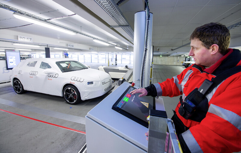 W fabryce Audi roboty transportują samochody