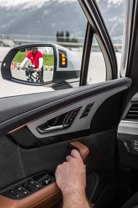 Audi Q7 - systemy wspomagające - język angielski