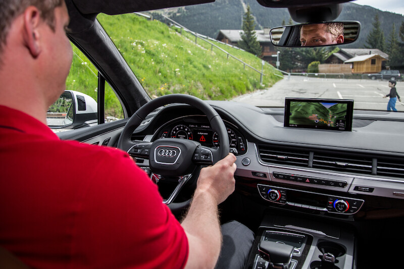 Audi Q7 - systemy wspomagające - język angielski