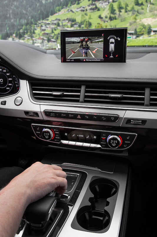 Audi Q7 - systemy wspomagające - język angielski