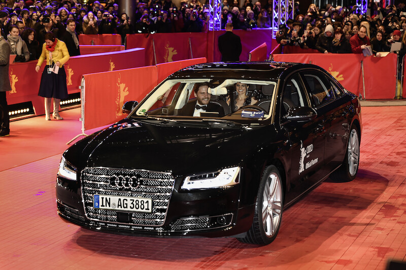 Elektryzujący przejazd: bezemisyjne Audi wprowadza gwiazdy w światła reflektorów