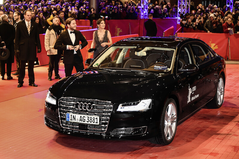 Elektryzujący przejazd: bezemisyjne Audi wprowadza gwiazdy w światła reflektorów