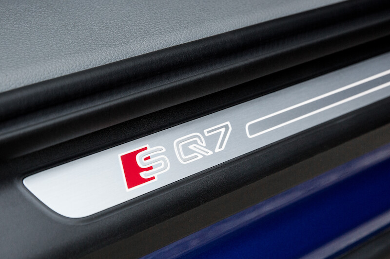 Audi SQ7 - niebieski Ara