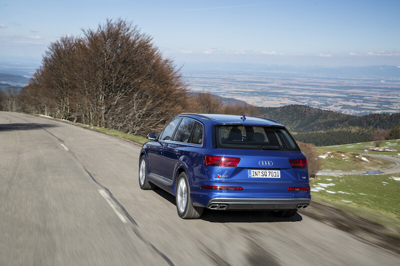 Audi SQ7 - niebieski Ara