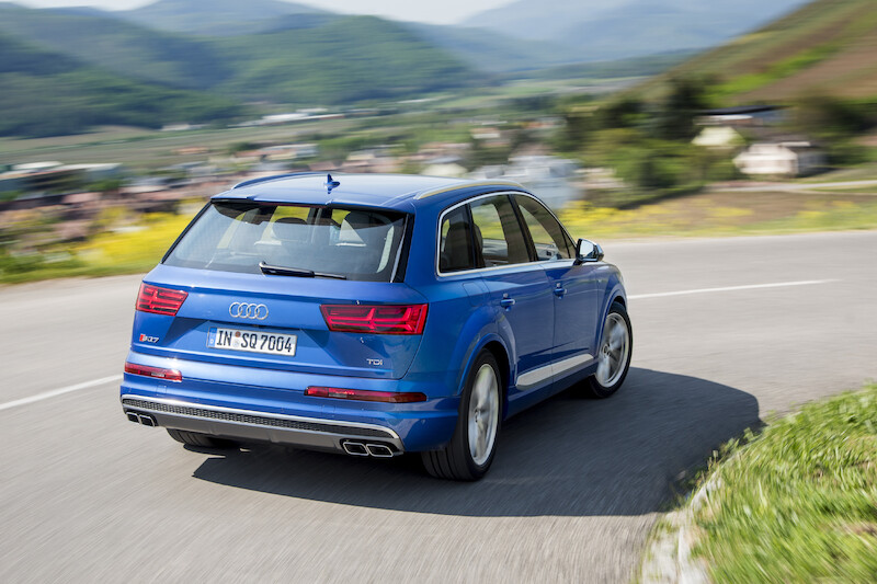 Audi SQ7 - niebieski Ara