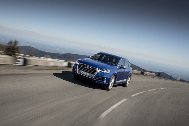 Audi SQ7 - niebieski Ara