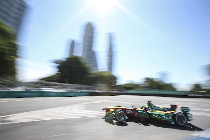Kierowca Audi, Lucas di Grassi, na podium w Buenos Aires