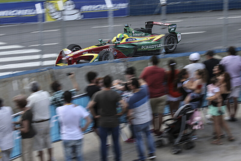 Kierowca Audi, Lucas di Grassi, na podium w Buenos Aires