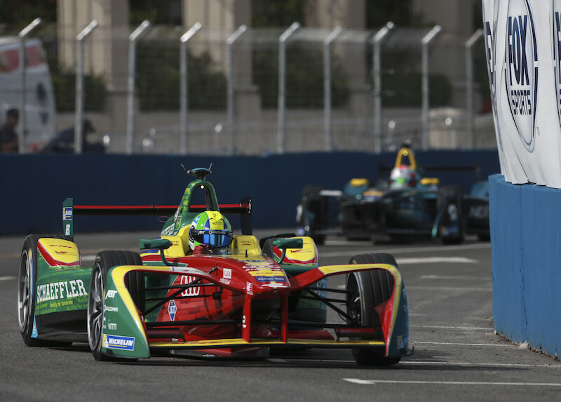 Kierowca Audi, Lucas di Grassi, na podium w Buenos Aires