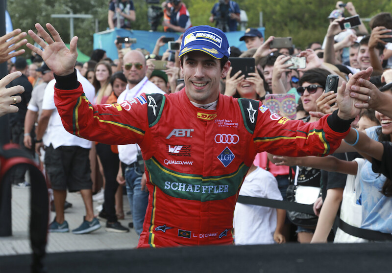 Kierowca Audi, Lucas di Grassi, na podium w Buenos Aires