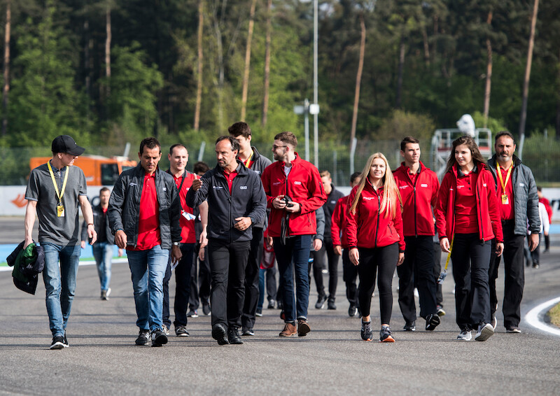 Philip Ellis zwycięża w obu wyścigach pucharu Audi Sport TT Cup
