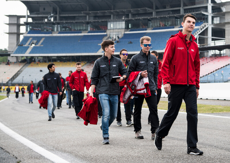 Philip Ellis zwycięża w obu wyścigach pucharu Audi Sport TT Cup