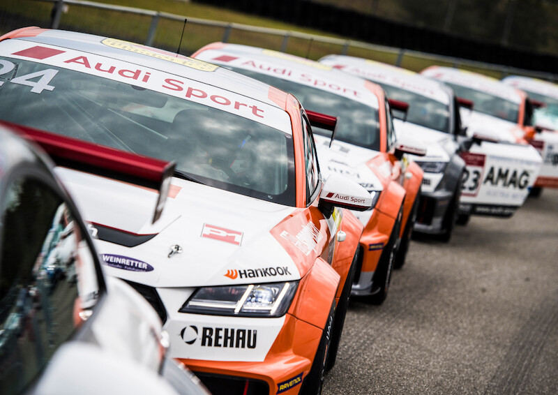 Philip Ellis zwycięża w obu wyścigach pucharu Audi Sport TT Cup
