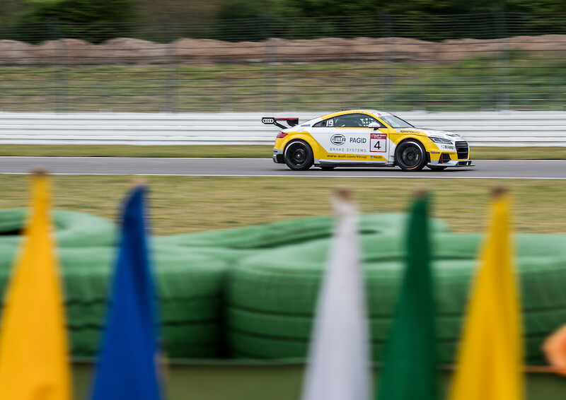 Philip Ellis zwycięża w obu wyścigach pucharu Audi Sport TT Cup