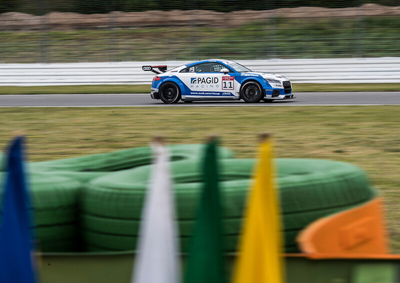 Philip Ellis zwycięża w obu wyścigach pucharu Audi Sport TT Cup