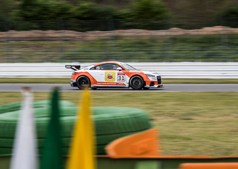 Philip Ellis zwycięża w obu wyścigach pucharu Audi Sport TT Cup