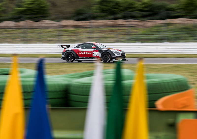 Philip Ellis zwycięża w obu wyścigach pucharu Audi Sport TT Cup