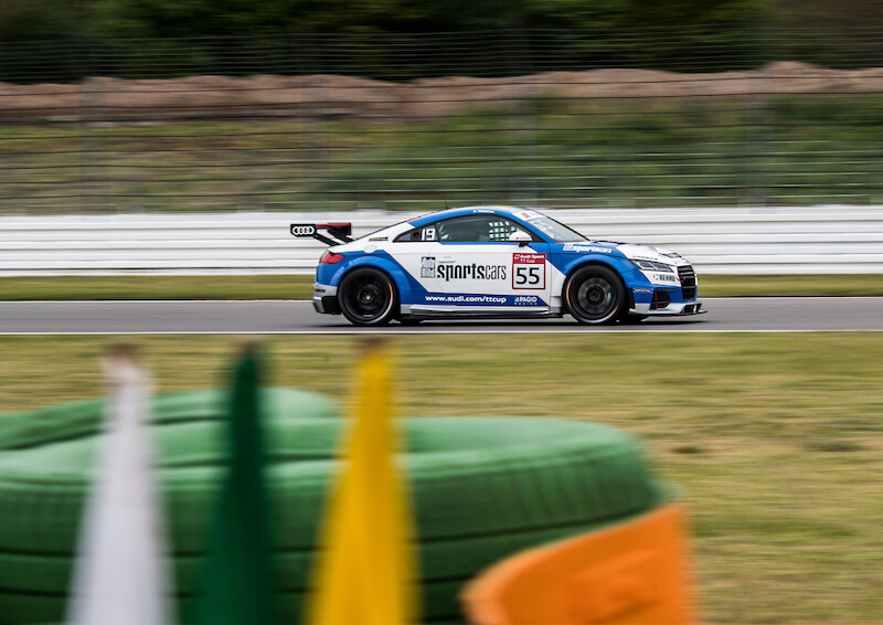 Philip Ellis zwycięża w obu wyścigach pucharu Audi Sport TT Cup