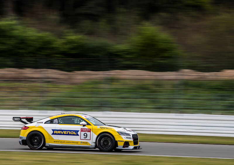 Philip Ellis zwycięża w obu wyścigach pucharu Audi Sport TT Cup