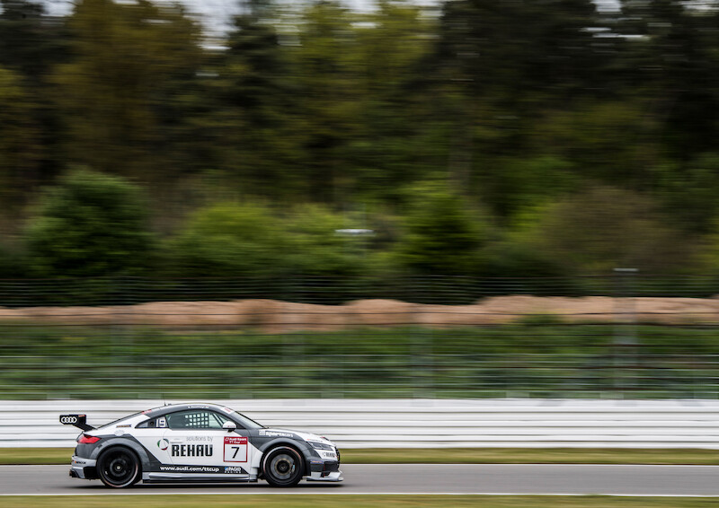 Philip Ellis zwycięża w obu wyścigach pucharu Audi Sport TT Cup