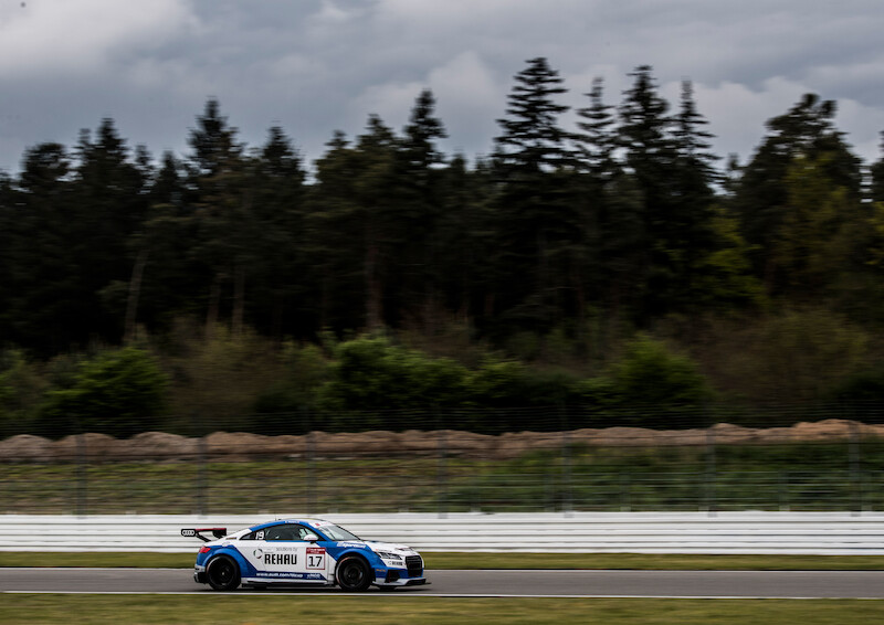 Philip Ellis zwycięża w obu wyścigach pucharu Audi Sport TT Cup