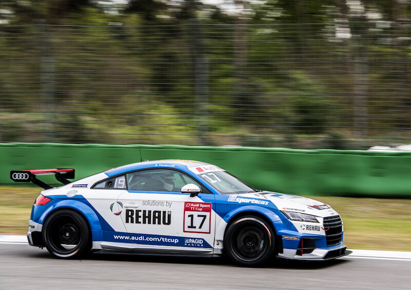 Philip Ellis zwycięża w obu wyścigach pucharu Audi Sport TT Cup