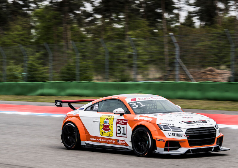 Philip Ellis zwycięża w obu wyścigach pucharu Audi Sport TT Cup