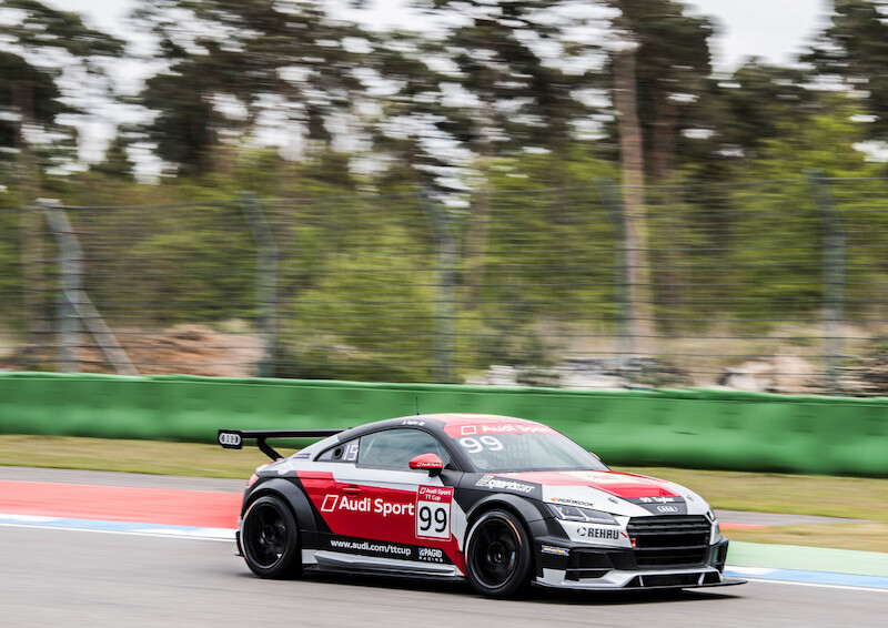 Philip Ellis zwycięża w obu wyścigach pucharu Audi Sport TT Cup