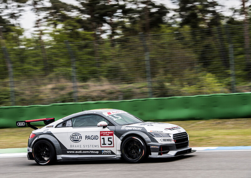 Philip Ellis zwycięża w obu wyścigach pucharu Audi Sport TT Cup