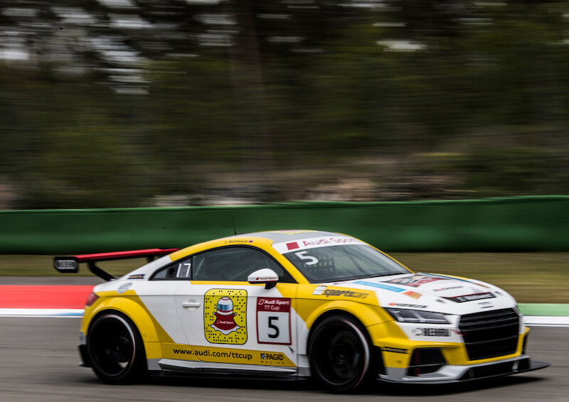 Philip Ellis zwycięża w obu wyścigach pucharu Audi Sport TT Cup