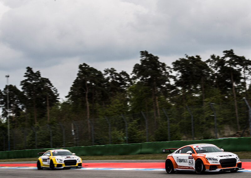 Philip Ellis zwycięża w obu wyścigach pucharu Audi Sport TT Cup