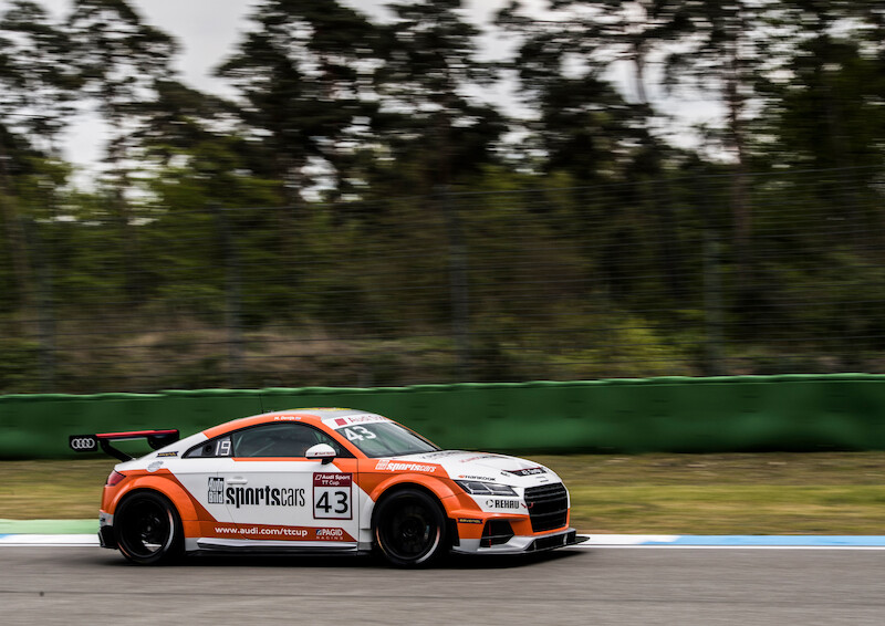 Philip Ellis zwycięża w obu wyścigach pucharu Audi Sport TT Cup