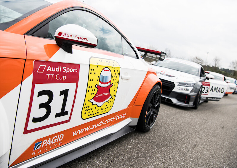 Philip Ellis zwycięża w obu wyścigach pucharu Audi Sport TT Cup