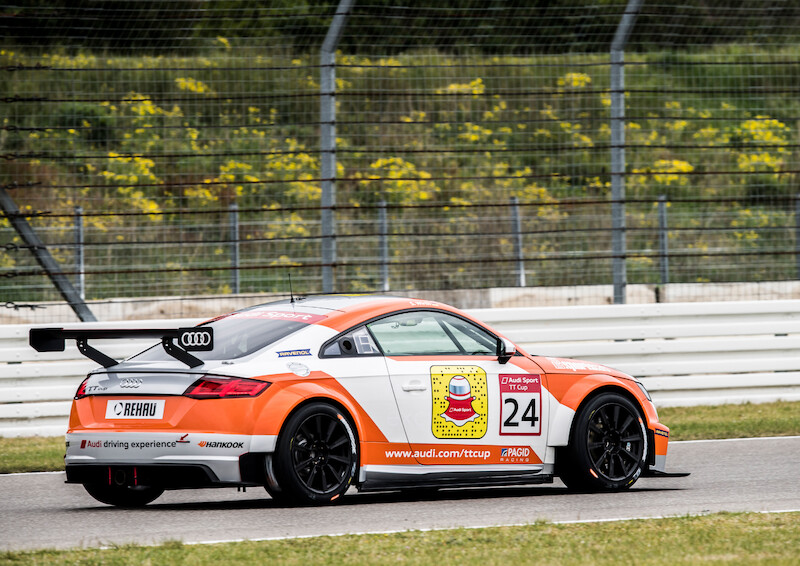 Philip Ellis zwycięża w obu wyścigach pucharu Audi Sport TT Cup