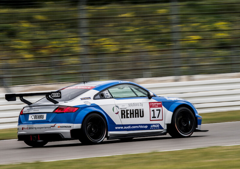 Philip Ellis zwycięża w obu wyścigach pucharu Audi Sport TT Cup