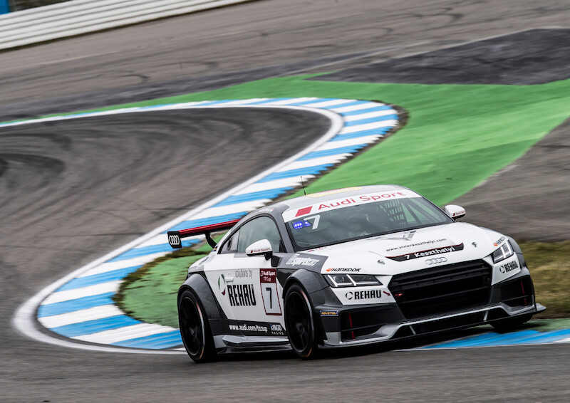 Philip Ellis zwycięża w obu wyścigach pucharu Audi Sport TT Cup