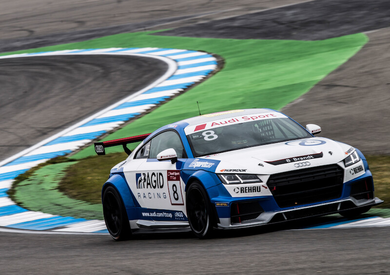 Philip Ellis zwycięża w obu wyścigach pucharu Audi Sport TT Cup
