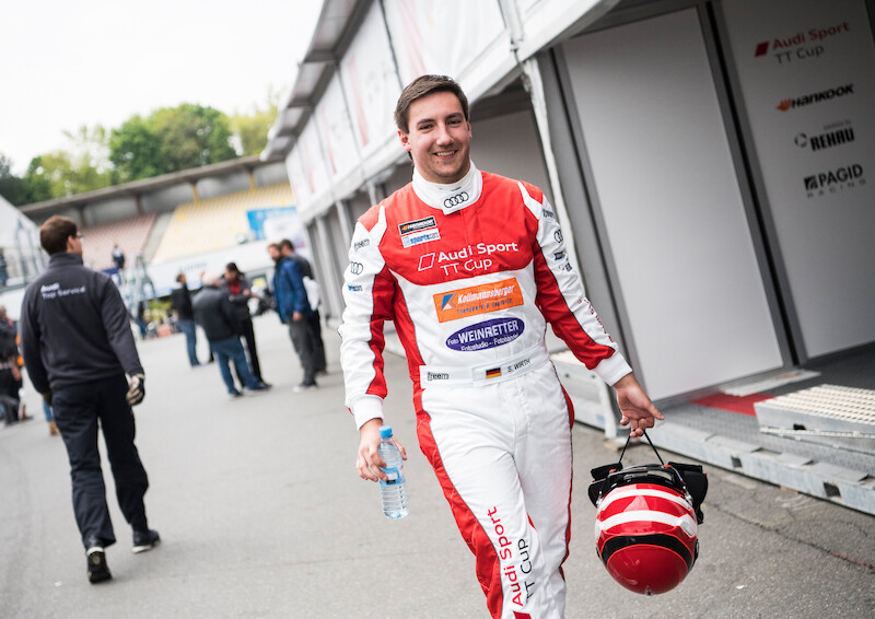 Philip Ellis zwycięża w obu wyścigach pucharu Audi Sport TT Cup