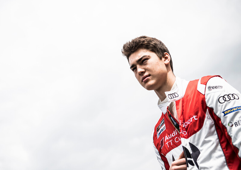 Philip Ellis zwycięża w obu wyścigach pucharu Audi Sport TT Cup