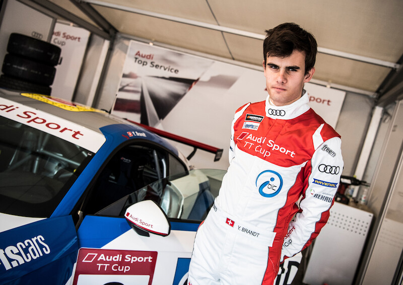 Philip Ellis zwycięża w obu wyścigach pucharu Audi Sport TT Cup