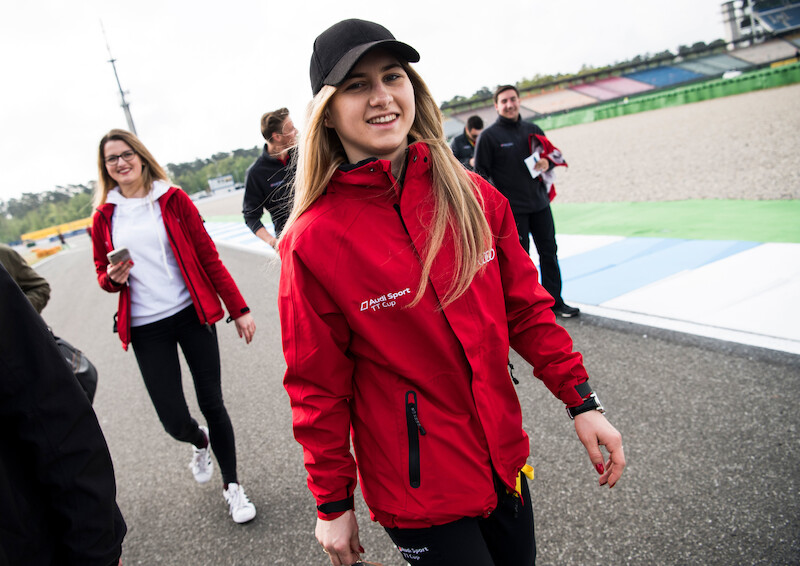 Philip Ellis zwycięża w obu wyścigach pucharu Audi Sport TT Cup