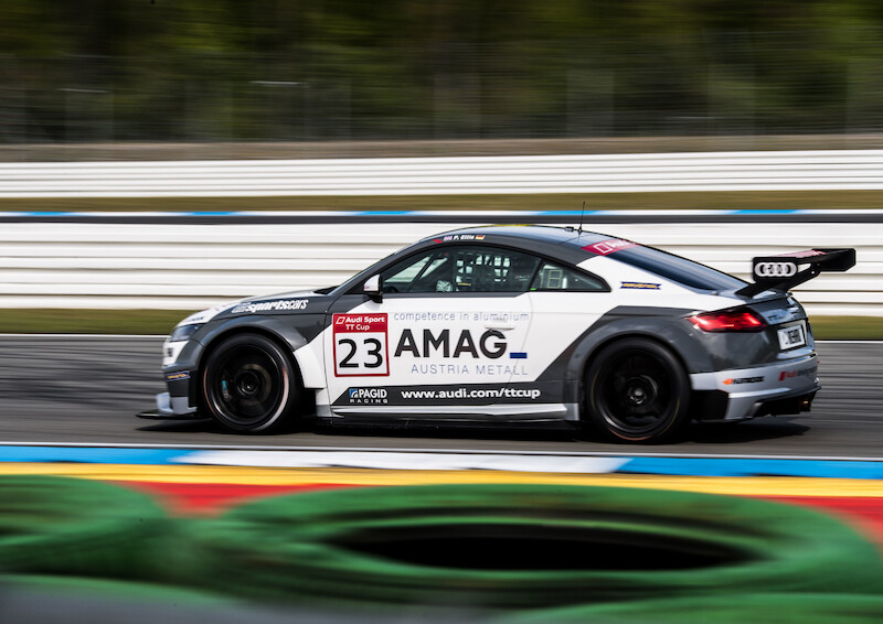 Philip Ellis zwycięża w obu wyścigach pucharu Audi Sport TT Cup