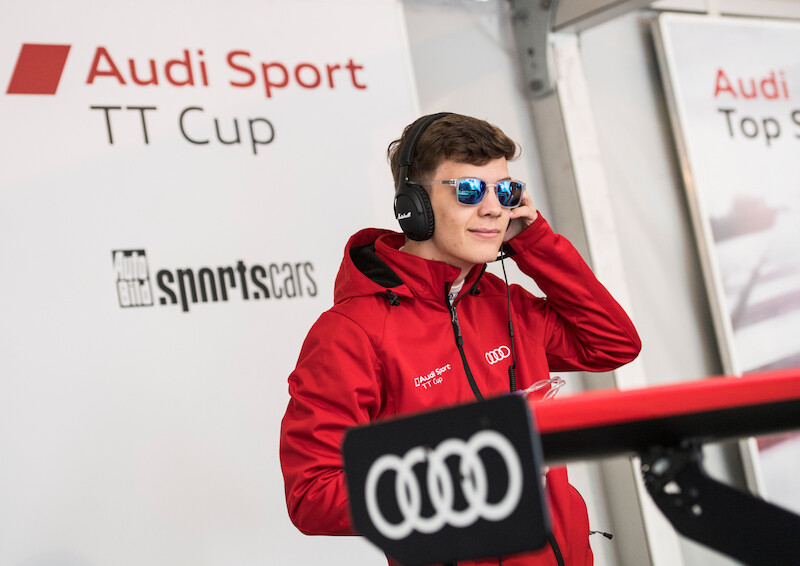 Philip Ellis zwycięża w obu wyścigach pucharu Audi Sport TT Cup