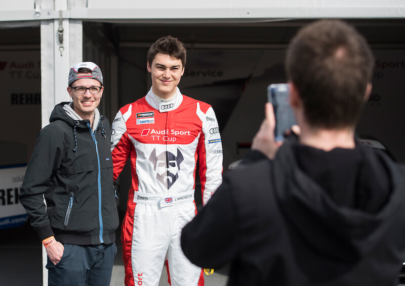 Philip Ellis zwycięża w obu wyścigach pucharu Audi Sport TT Cup